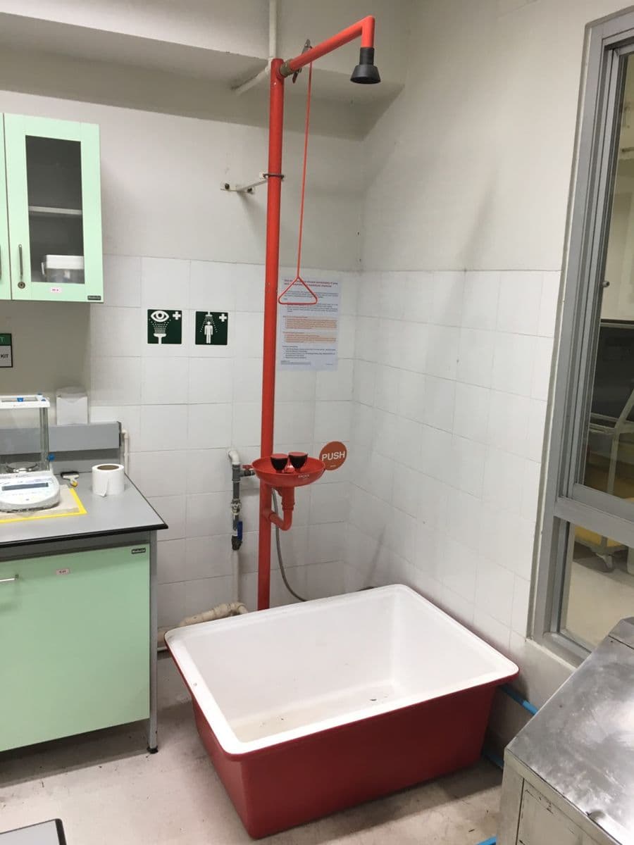 Estación lavaojos de emergencia